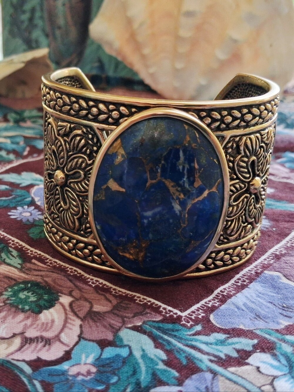 STUDIO BARSE CUFF W/ OVAL GOLD VEINED LAPIS STONE SET IN INTRICATE CARVED BRONZE - Picture 2 of 7